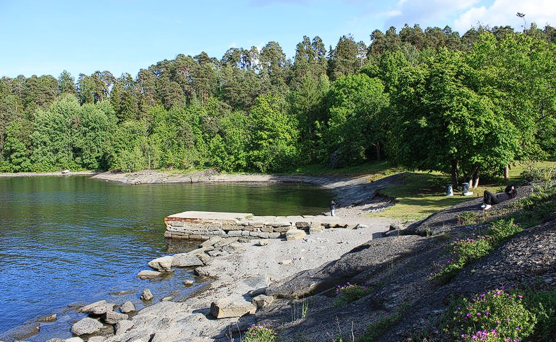Solvik-stranden med solstråler
